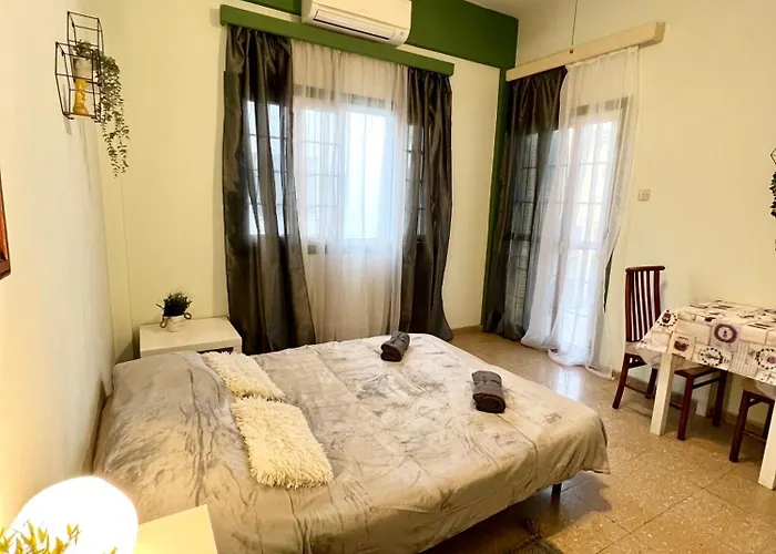 ホームステイ Past Or Tail ラルナカ