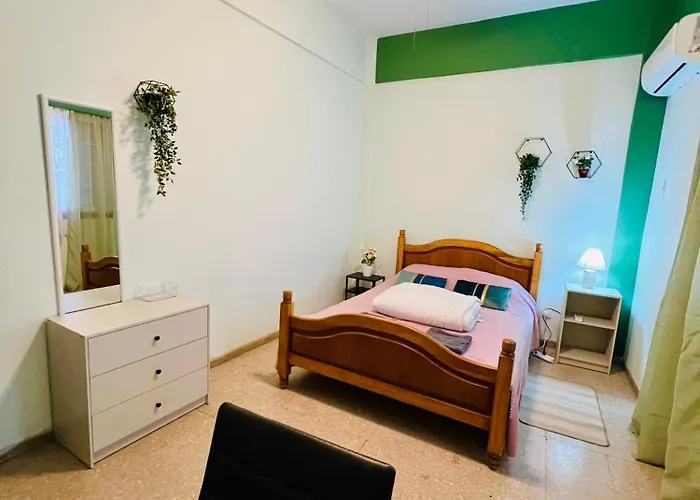 Past Or Tail Проживание в семье Ларнака